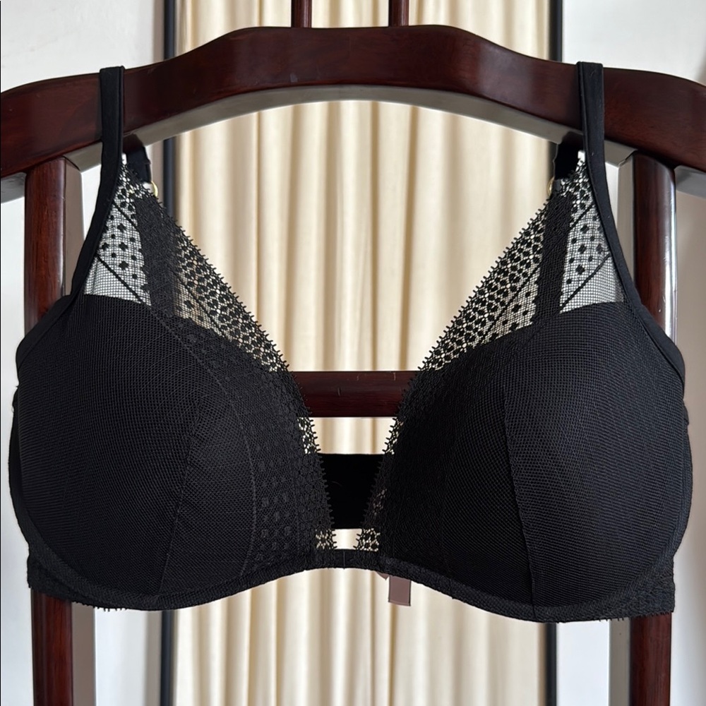 Victoria’s Secret Incredible Padded Black and Lace Mesh Underwire Bra